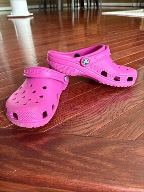 CROCS Classic Clog in Bright Pink